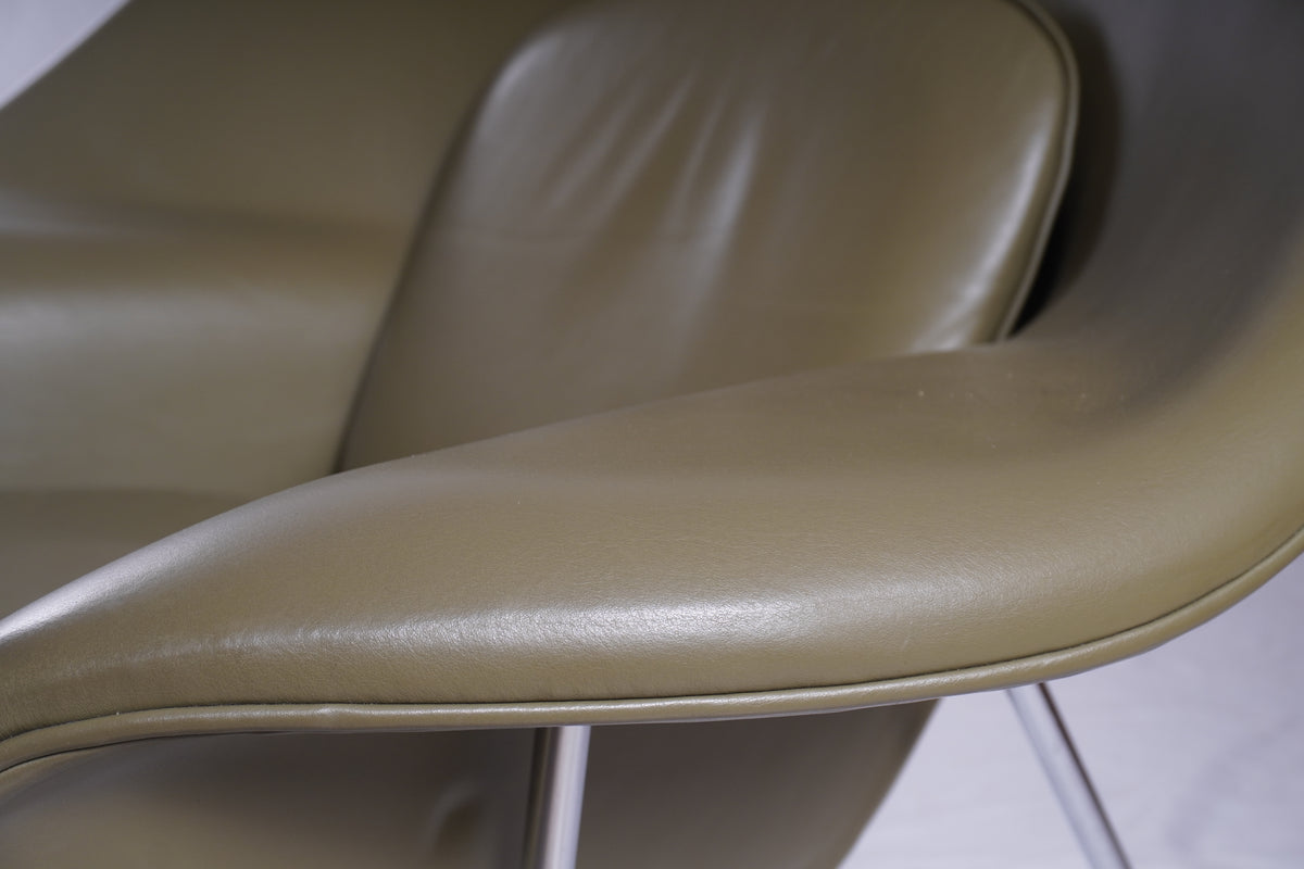 Knoll Leather Womb Chair by Eero Saarinen