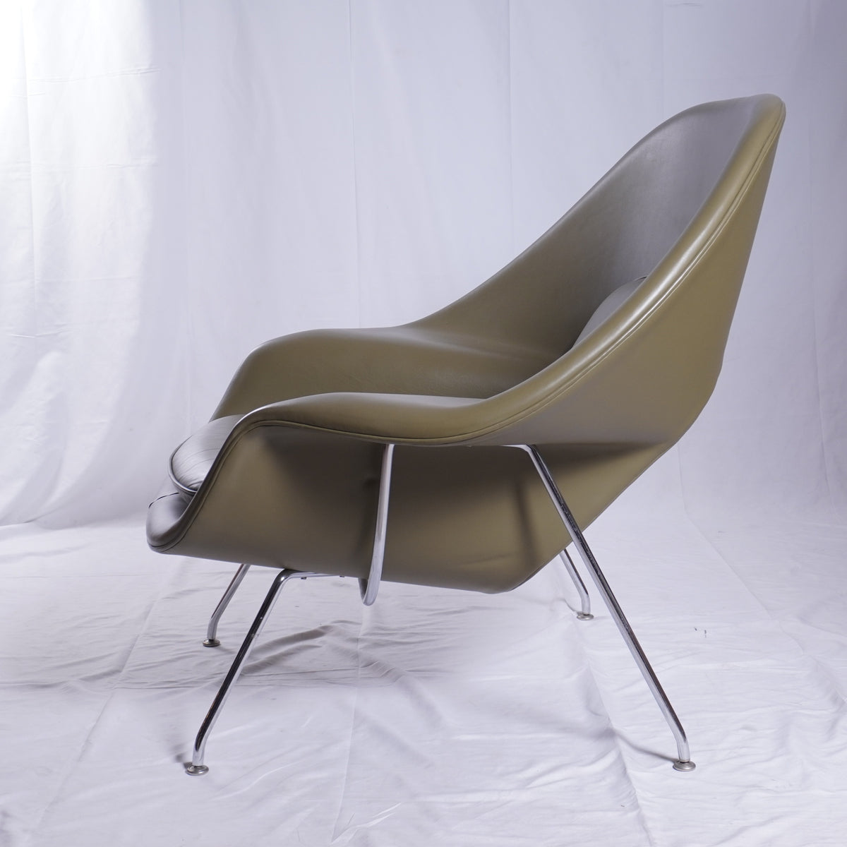 Knoll Leather Womb Chair by Eero Saarinen