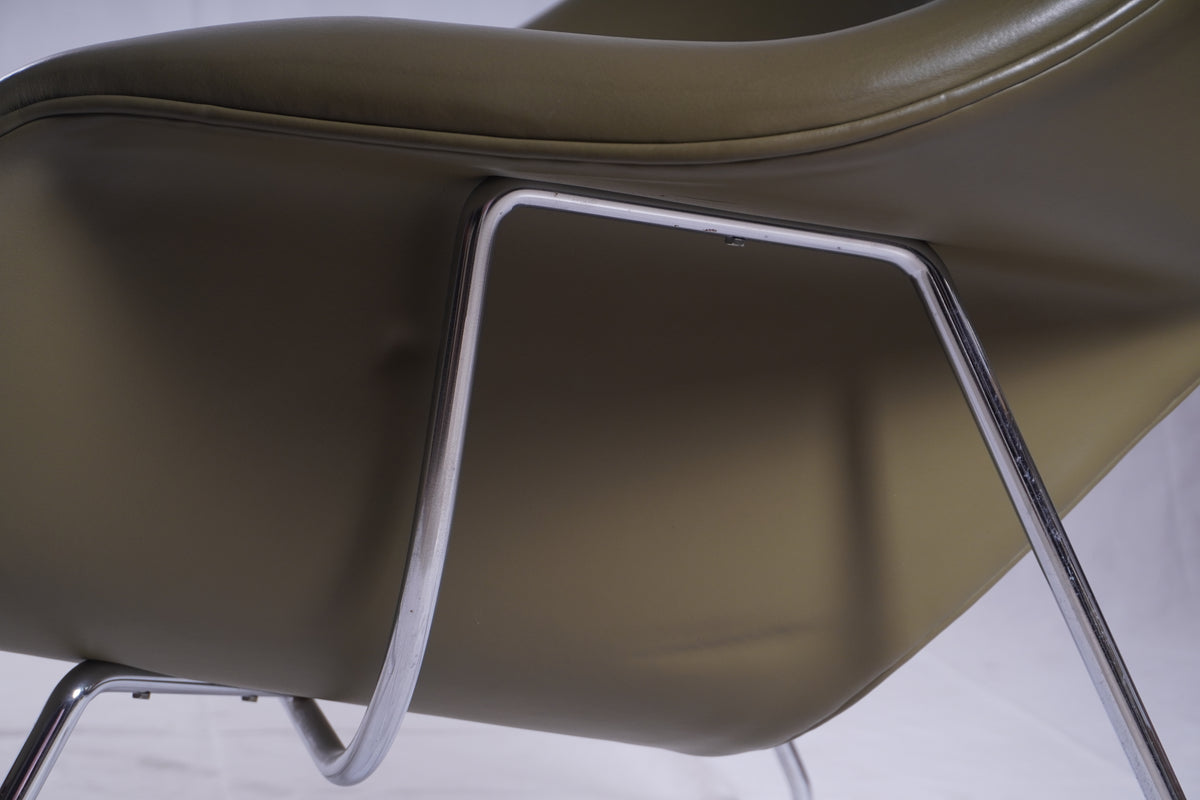 Knoll Leather Womb Chair by Eero Saarinen