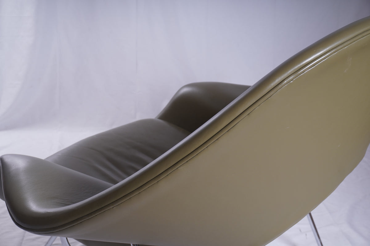 Knoll Leather Womb Chair by Eero Saarinen