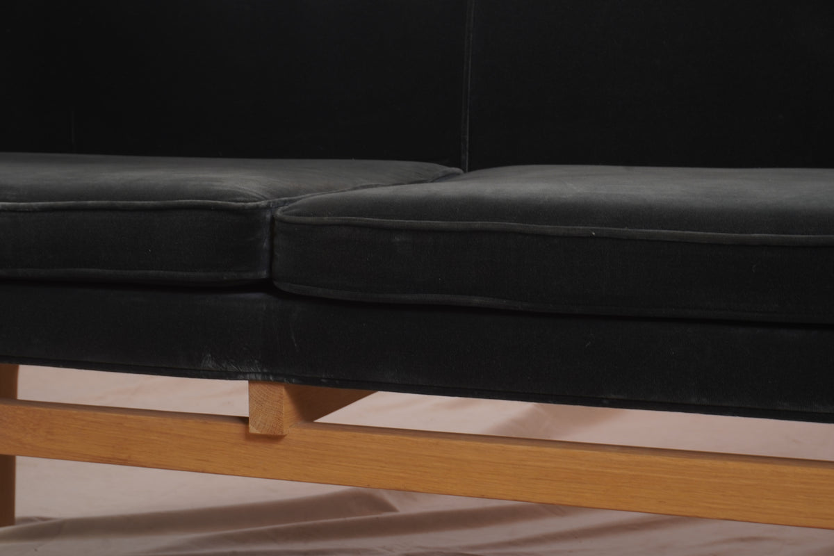 ARNE JACOBSEN & FLEMMING LASSEN Mayor AJ5 Sofa for &Tradition